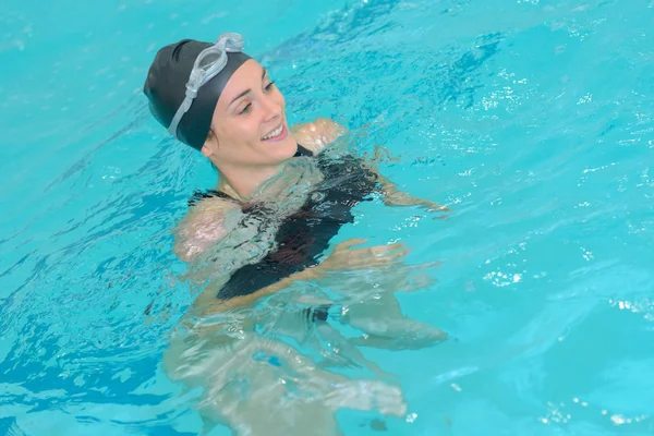 Donna che calpesta l'acqua in piscina — Foto Stock