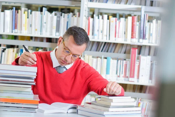 Elfoglalt olvasó a könyvtárban — Stock Fotó