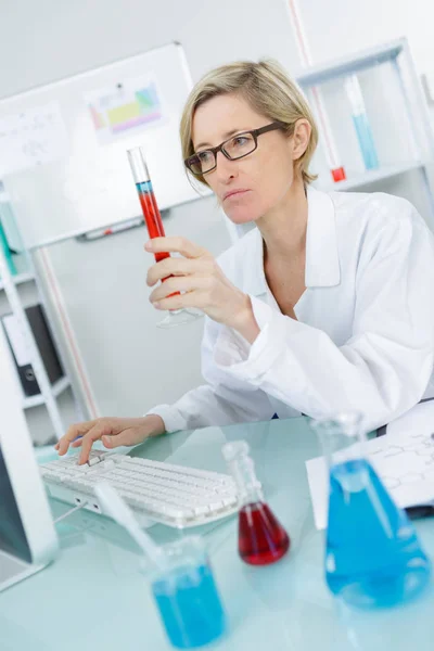 Closeup krásné laboratorní pracovník drží zkumavky — Stock fotografie