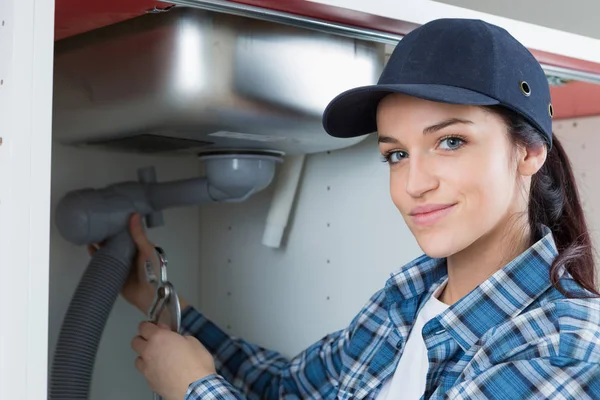 Eine Klempnerin und Arbeit — Stockfoto