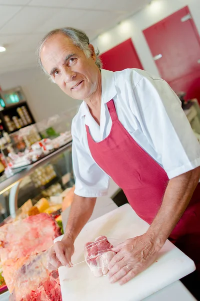 Metzger bereitet Papillote und Alt zu — Stockfoto