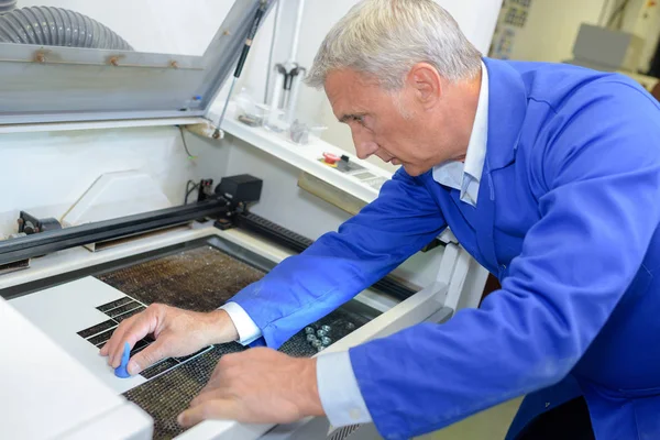 Промышленный лазерный принтер и работа — стоковое фото