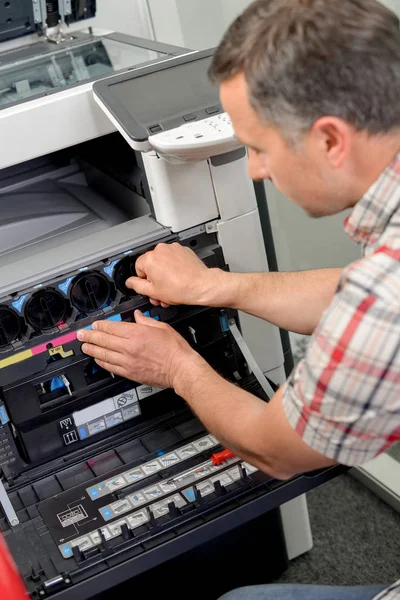 Man vaststelling fotokopieerapparaat en middelbare leeftijd — Stockfoto