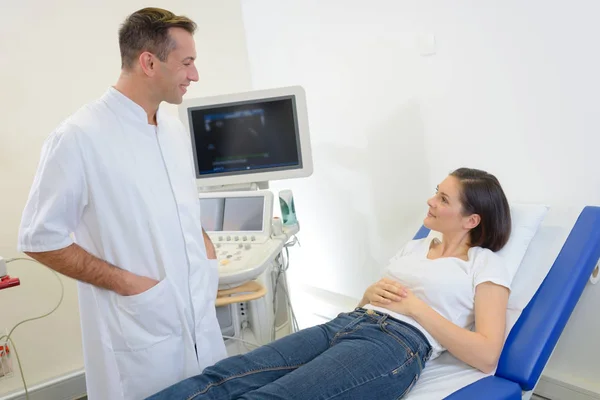 Conversando com o tecnólogo de ultrassom — Fotografia de Stock