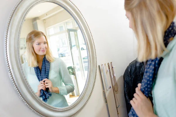 Försöker den halsduk och blont — Stockfoto