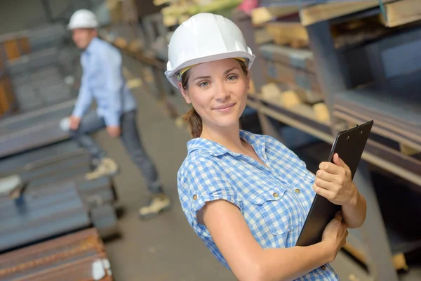 Portrait de femme en hardhat tenant presse-papiers — Photo