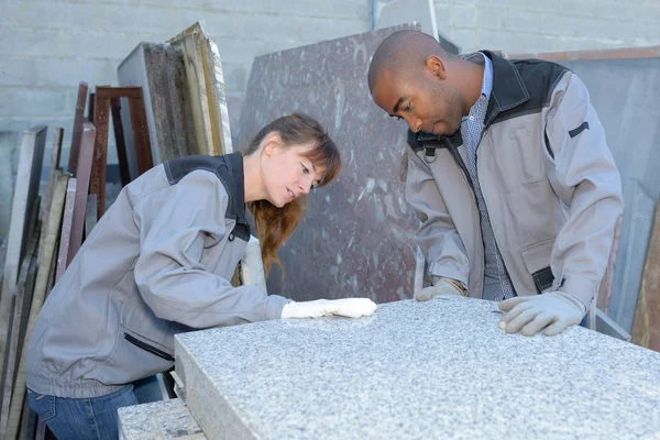 Fijadores de azulejos inspeccionar una entrega — Foto de Stock