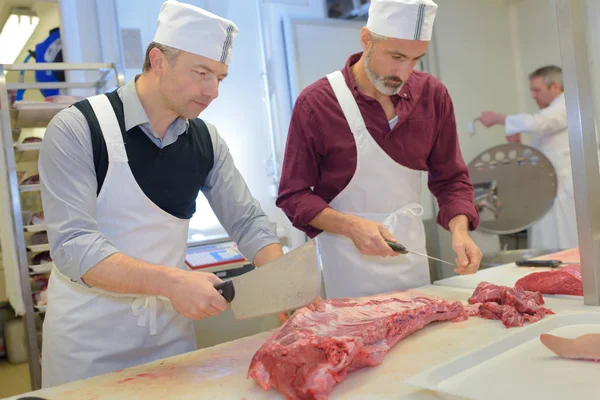 Açougueiros cortando carne e açougueiros — Fotografia de Stock