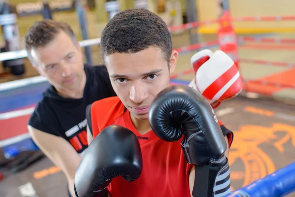 Mladý muž v boxerském ringu — Stock fotografie