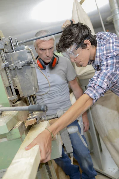 Menuisier supervisant le travail de l'apprenti — Photo