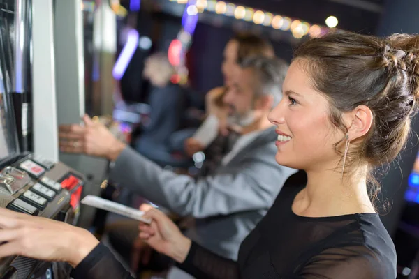 Mulher jogando jogo de arcade — Fotografia de Stock
