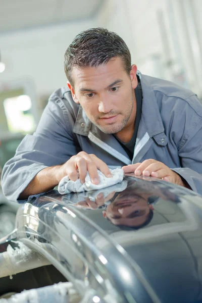 Mann glänzt mit Auto und Karosserie — Stockfoto