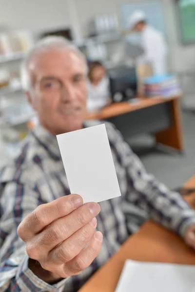 Hombre sosteniendo su tarjeta de visita — Stok fotoğraf