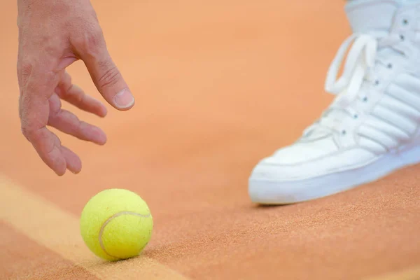 Tenis topu alarak — Stok fotoğraf