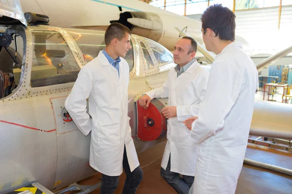 Engenheiros aeroespaciais conversando — Fotografia de Stock