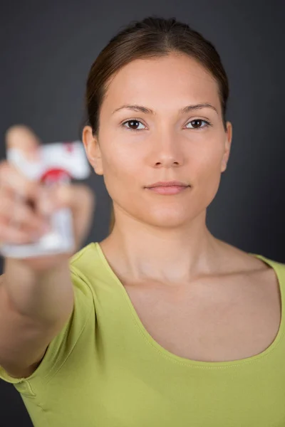 Kvinna krossning ett paket cigaretter — Stockfoto