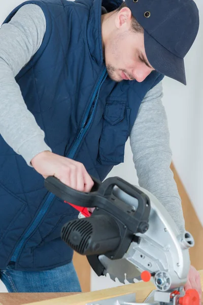 Trabajador cortando una madera — Foto de Stock