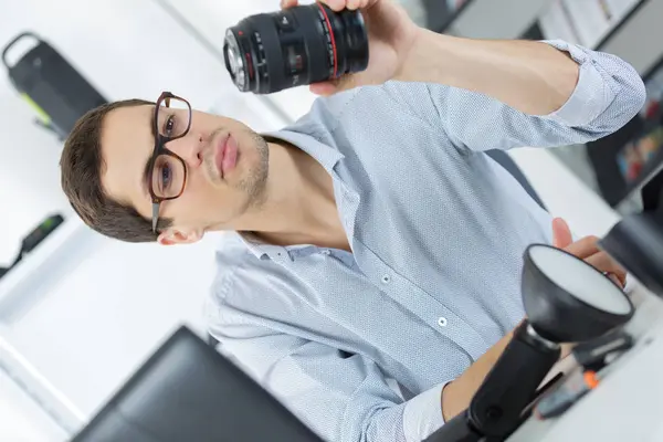 Homem olhando quebrado foto lense — Fotografia de Stock
