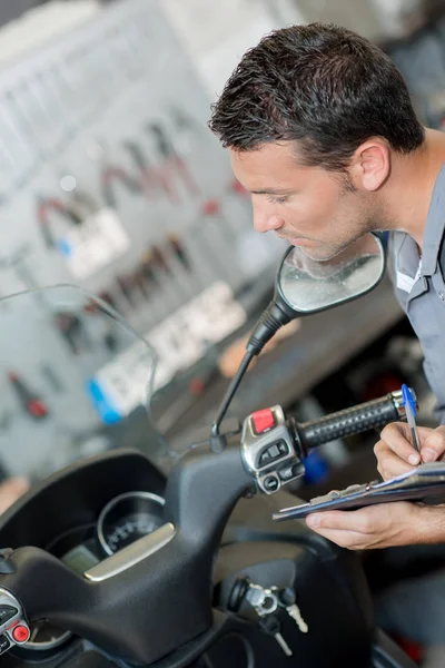 Mechanic schrijven op zijn Klembord — Stockfoto