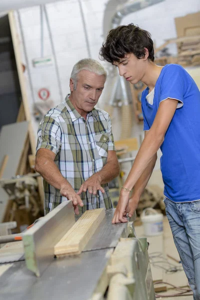 Jovem aprendiz e aprendiz de carpintaria — Fotografia de Stock