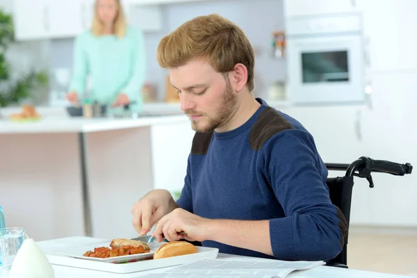 Uomo disabile che mangia un pasto — Foto Stock