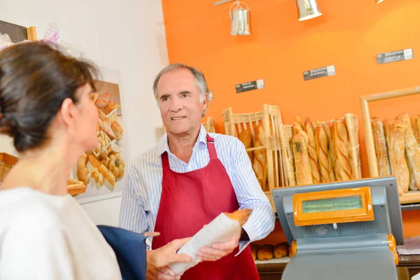 Baker adag baguette és kötény — Stock Fotó