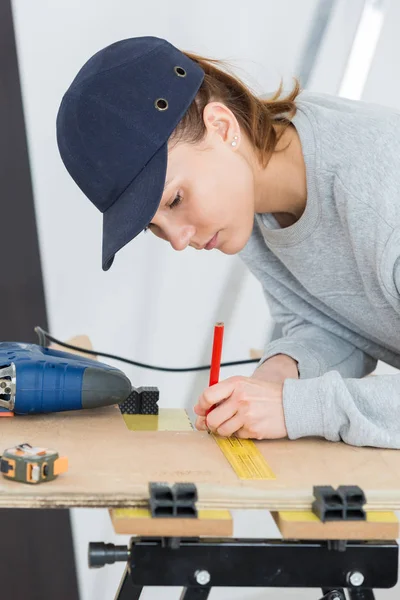 Posizione di marcatura falegname femminile su legno — Foto Stock