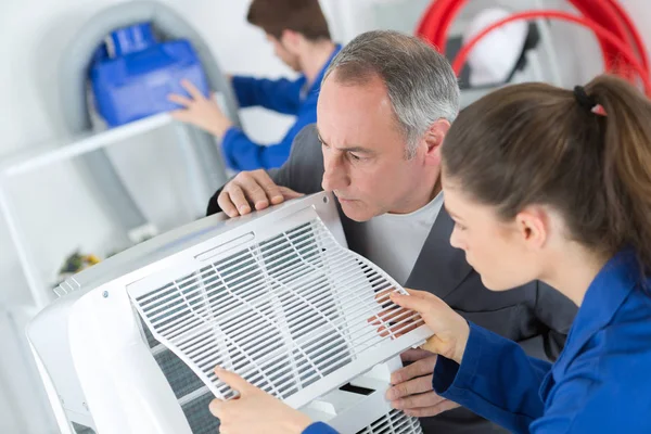 Studenti che lavorano su unità di aria condizionata — Foto Stock