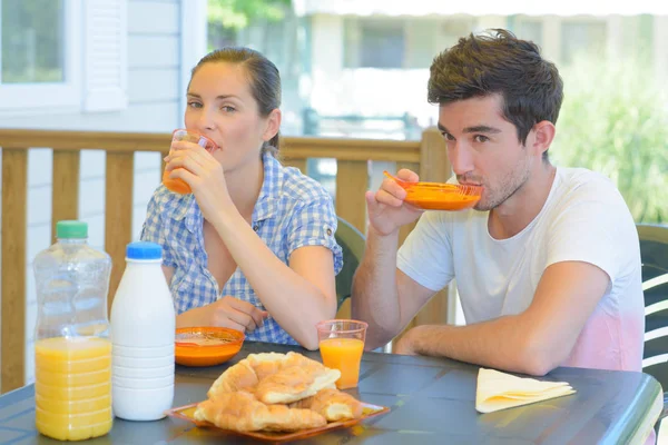Couple eating breakfast and couple — Stock Photo, Image