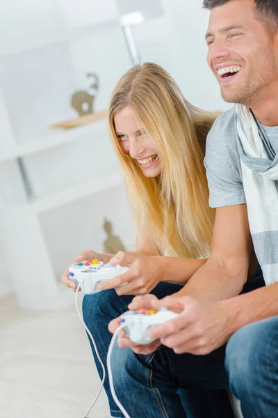 Ζευγάρι που παίζει βιντεοπαιχνίδια — Φωτογραφία Αρχείου