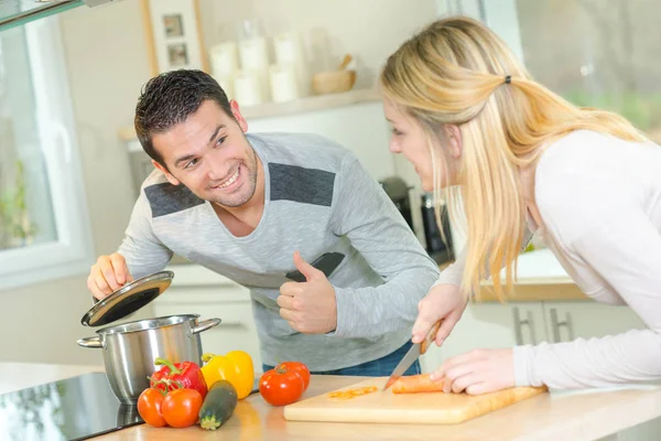 Couple cooking a meal — Stock Photo, Image