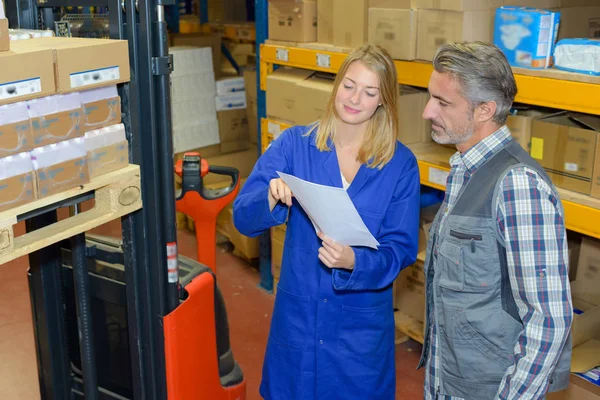 Dar instrucciones a un colega — Foto de Stock