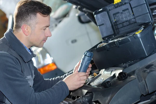 Filtro de aire de mantenimiento del coche reemplazar maintenace — Foto de Stock