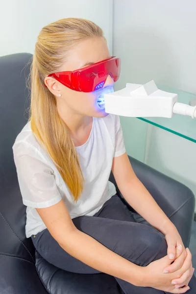 Mujer que se somete a radiografía dental —  Fotos de Stock