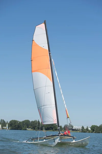 Segling på en sjö - sommar och sport tema — Stockfoto