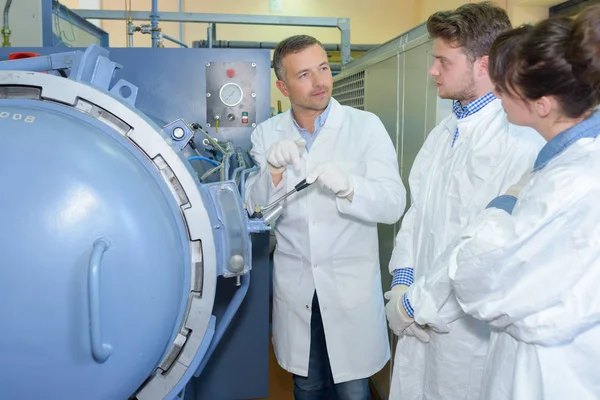 Studenten naast verbrandingsoven — Stockfoto