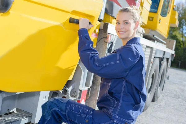 Operaia di costruzione femminile entrare in cabina camion — Foto Stock