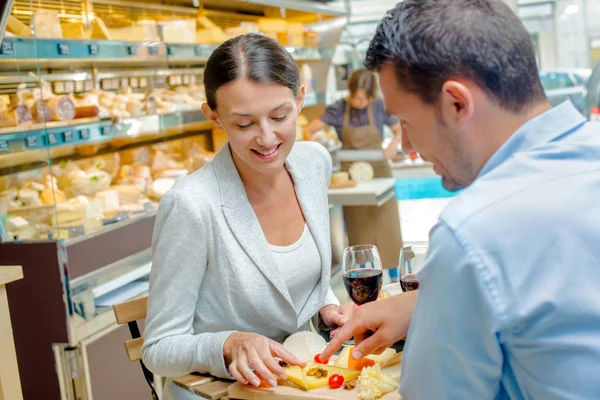 Pareja en la cafetería, comer queso curso — Foto de Stock