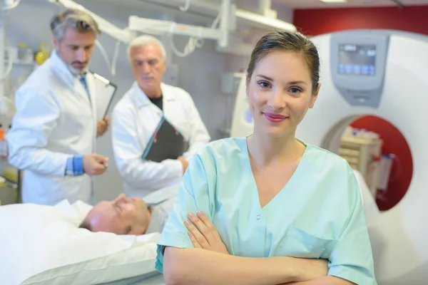 Portrait of nurse in front of mri scanner — Stock Photo, Image