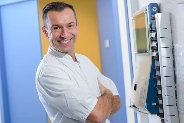 Doctor por el reloj de entrada y salida de la máquina — Foto de Stock