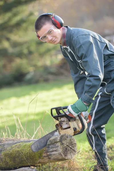 Man skär en logg — Stockfoto