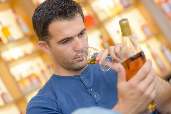 Esperto dilettante sta assaggiando un grande vino dolce vintage — Foto Stock