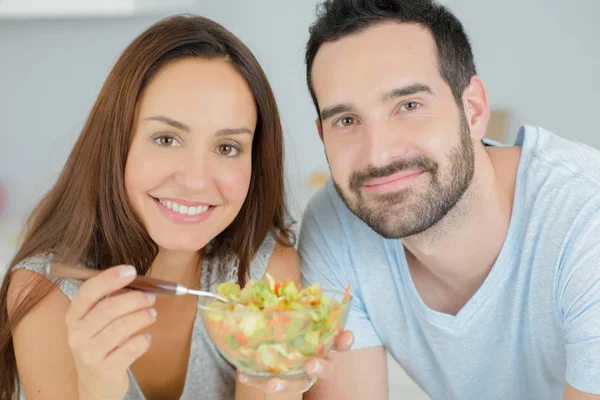 Couple partageant une salade — Photo