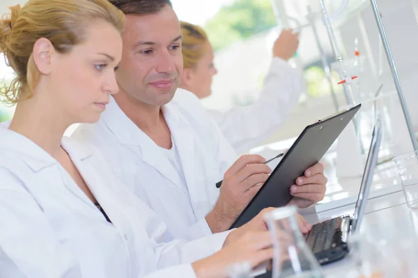 Trabajadores de laboratorio y laboratorio — Foto de Stock