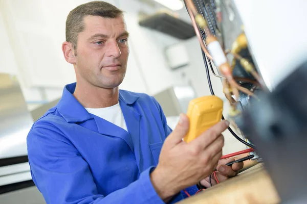 Met behulp van een energie-tester — Stockfoto