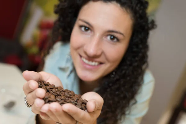 Handvol koffie bonen — Stockfoto