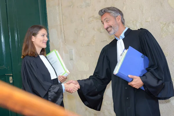 Адвокаты пожимают руки и поздравляют — стоковое фото