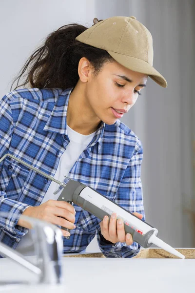 Tillämpa lim och arbete — Stockfoto