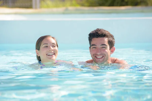 Man and woman swimming — Stock Photo, Image