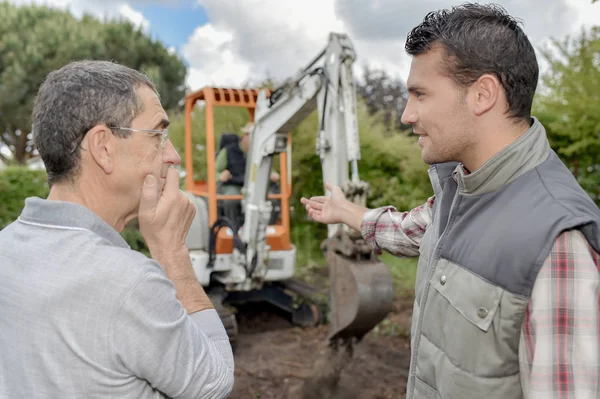 Mannen die een tuin landschapsarchitectuur — Stockfoto